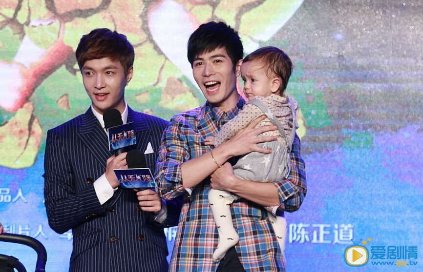 從天兒降定檔12月4日 章子怡孕婦裝赴電影發布會