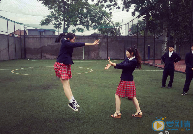 “國民閨女”關曉彤穿校服曬畢業照 清純可人大長腿搶鏡