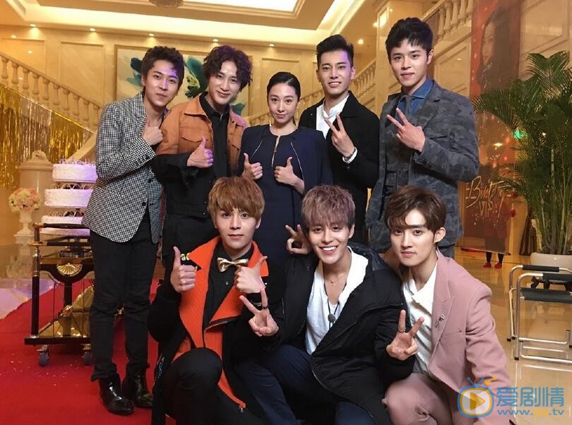 陳名豪參演的網劇《天團見習生》殺青合照  陳名豪個人資料介紹