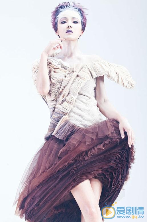 騾子和金子花姑是誰扮演的?花姑扮演者黃曼個人資料、寫真及生活照欣賞