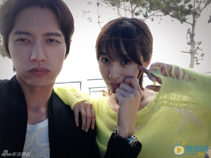 《遠得要命的愛情》李菲兒朴海鎮超萌花絮照欣賞 秀恩愛 《遠得要命的愛情》李菲兒與朴海鎮這對&ldquo;岸夏夫婦&rdquo;片場花絮照曝光，李菲兒與朴海鎮自拍，時而俏皮賣萌，時而&ldquo;大秀恩愛&rdquo;。