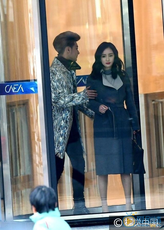 《談判官》幕後路透照曝光 楊冪黃子韜姐弟戀最萌身高差CP夠味