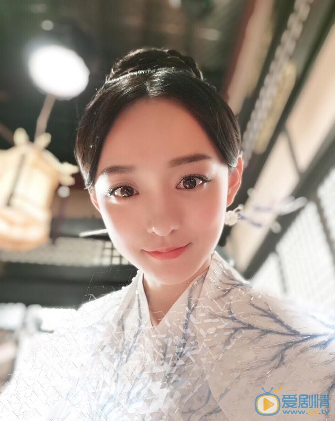 愛情進化論邢清清是誰演的？邢清清扮演者何泓姍個人資料、寫真及生活照欣賞