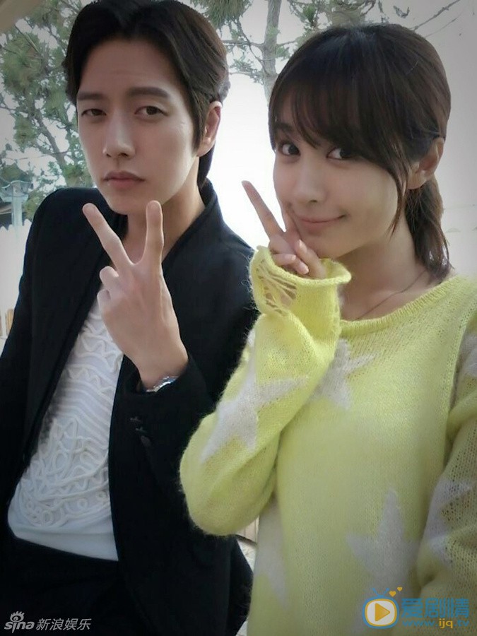 《遠得要命的愛情》李菲兒朴海鎮超萌花絮照欣賞 李菲兒與朴海鎮賣萌 《遠得要命的愛情》李菲兒與朴海鎮這對&ldquo;岸夏夫婦&rdquo;片場花絮照曝光，李菲兒與朴海鎮自拍，時而俏皮賣萌，時而&ldquo;大秀恩愛&rdquo;。