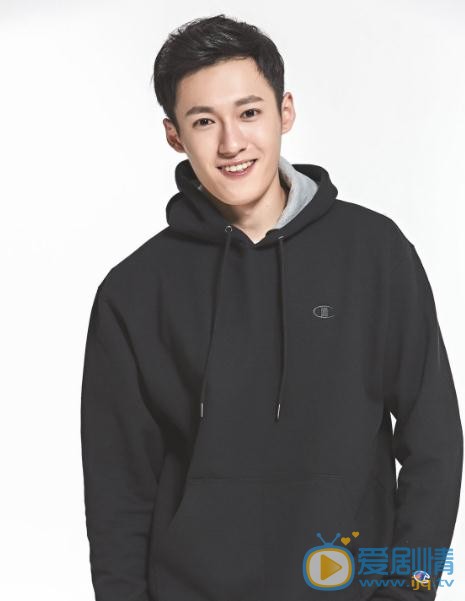 致我們單純的小美好李束是誰演的？李束扮演者張何昊臻個人資料、寫真及生活照欣賞