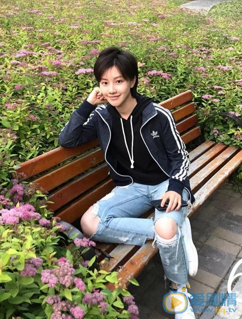 一路繁花相送少年辛辰是誰扮演的？少年辛辰扮演者王鶴潤個人資料、寫真及生活照欣賞