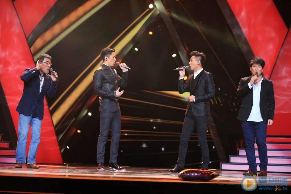 《偽裝者》三兄弟齊聚東方衛視跨年演唱會 引爆銀屏 胡歌12月31日，四大衛視跨年晚會同檔舉行。《偽裝者》兄弟胡歌靳東合體東方衛視跨年晚會，獨唱之外還合唱一首。王凱則獨自在湖南衛視跨年，與冬粉互動比手大小。