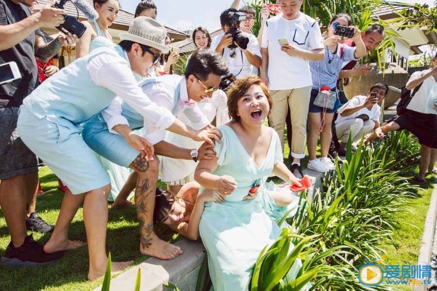 包貝爾婚禮伴娘柳岩穿性感抹胸裙 伴郎團欲扔其下水遭罵