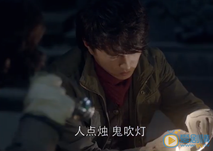 鬼吹燈之精絕古城胡八一盜墓為什麼在東南角點蠟燭？“人點燭鬼吹燈”是什麼意思？