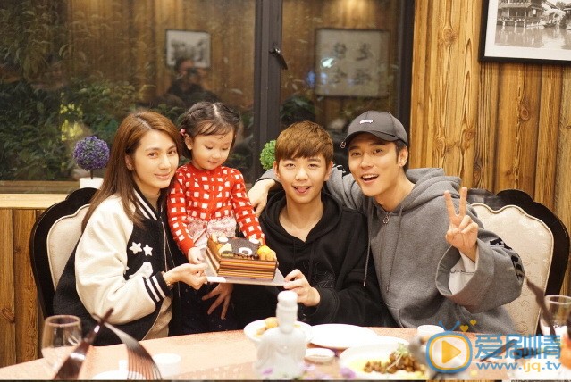 洪欣個人資料簡介 洪欣和張丹峰一家四口合照