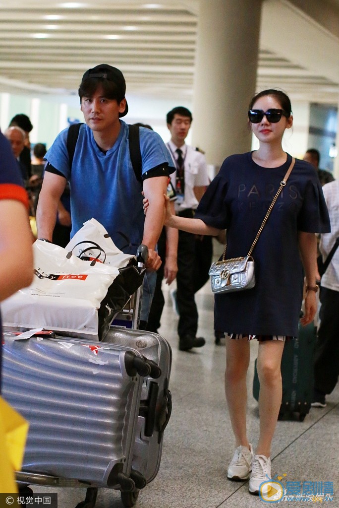 秋瓷炫和老公於曉光合照