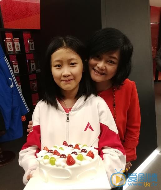 何靜個人資料簡介 何靜和女兒合照