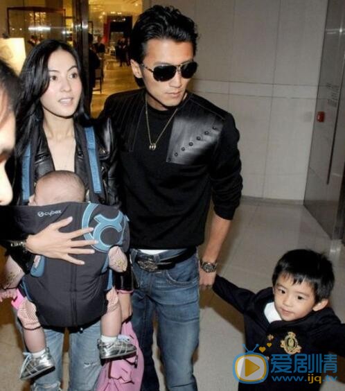 張柏芝與謝霆鋒及兒子的合照  張柏芝個人資料介紹