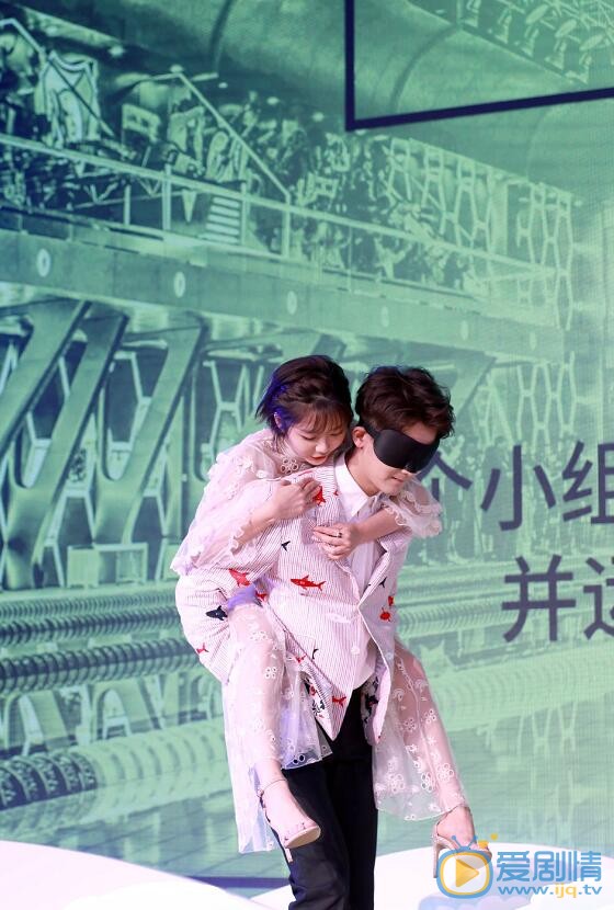 浪花一朵朵開發布會 譚松韻熊梓淇上演花式泳姿