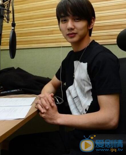 俞承豪擔任SBS紀錄片《學習的人類》旁白，俞承豪工作照