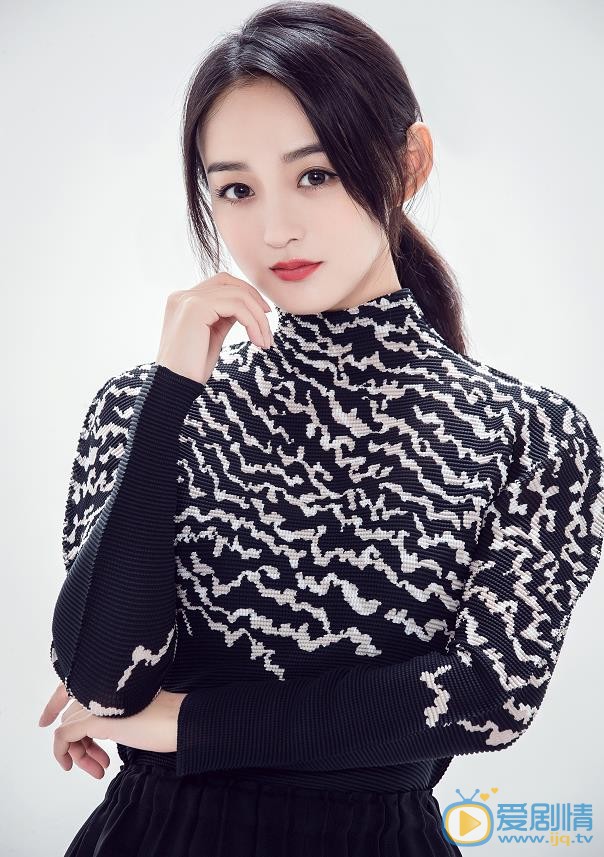 愛情進化論邢清清是誰演的？邢清清扮演者何泓姍個人資料、寫真及生活照欣賞