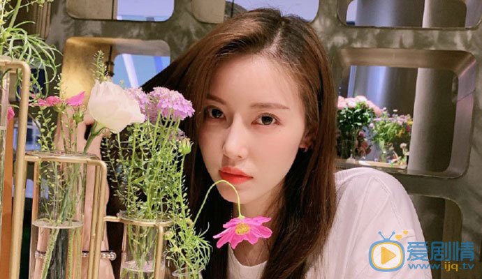 親愛的熱愛的藍莓的是誰？她是由誰飾演的？