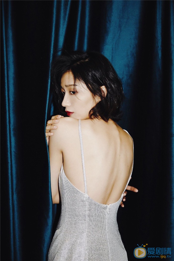 田沅個人資料簡介 田沅露背性感寫真圖片