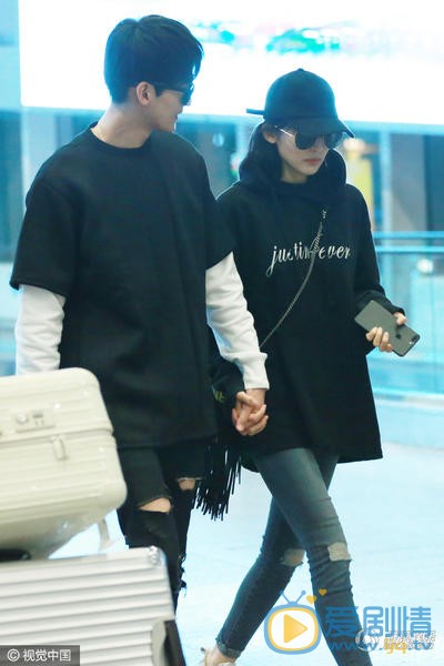 張翰古力娜扎機場虐狗升級，情侶裝十指緊扣滿臉甜蜜寵溺