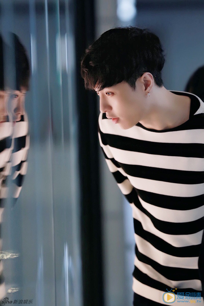 張藝興現身機場，條紋上衣大長腿，呆萌看玩偶