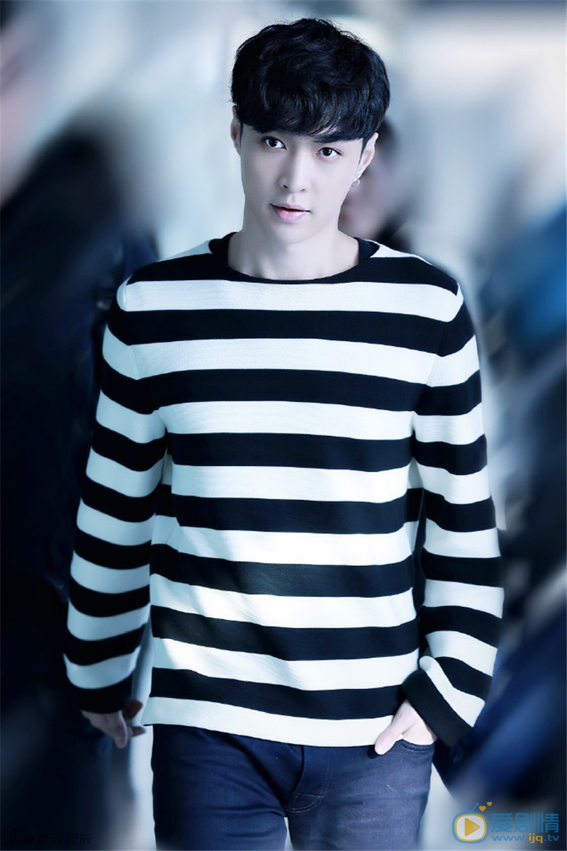 張藝興現身機場，條紋上衣大長腿，呆萌看玩偶