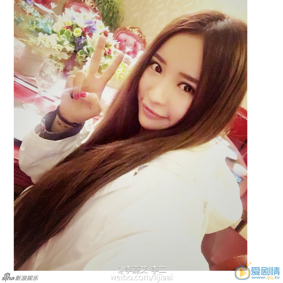 喬任梁前女友李嘉艾海量私照流出，身材傲人臉蛋漂亮。曾曬與喬任梁微信聊天記錄