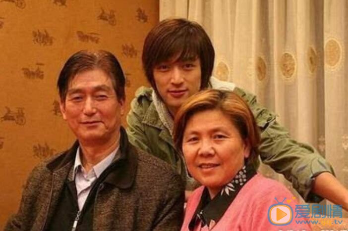 胡歌父母是乾什麼的？胡歌家庭背景揭秘