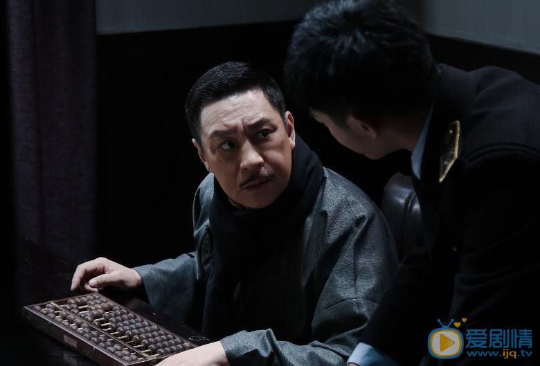 請賜我一雙翅膀關泊君是誰？他的真實身份是什麼？