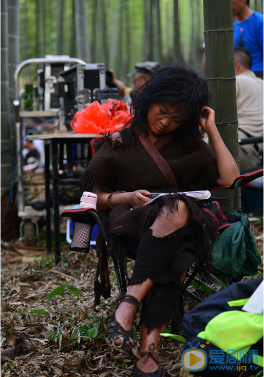 林妙可《勇士》中變身小野人 拍片敬業片場累得睡著 這還是你認識的林妙可嗎?