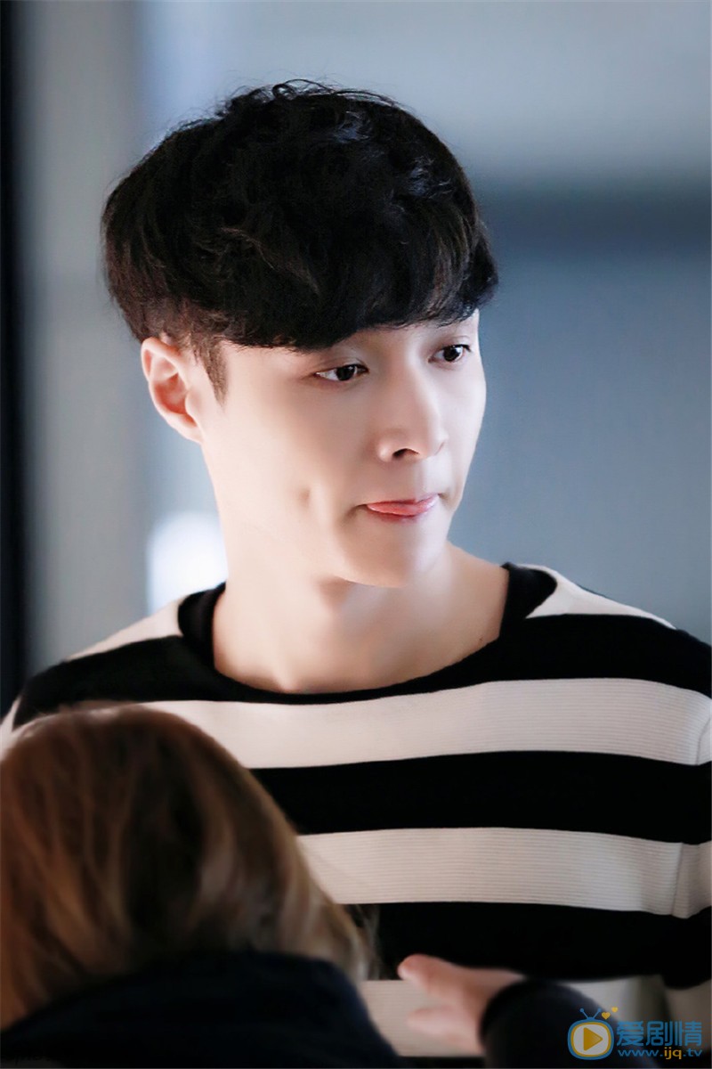 張藝興現身機場，條紋上衣大長腿，呆萌看玩偶