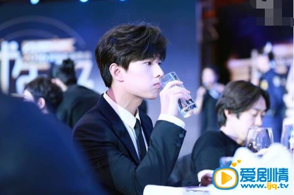  微微一下很傾城楊洋帥氣西裝照曝光 霸道總裁氣質神似肖奈