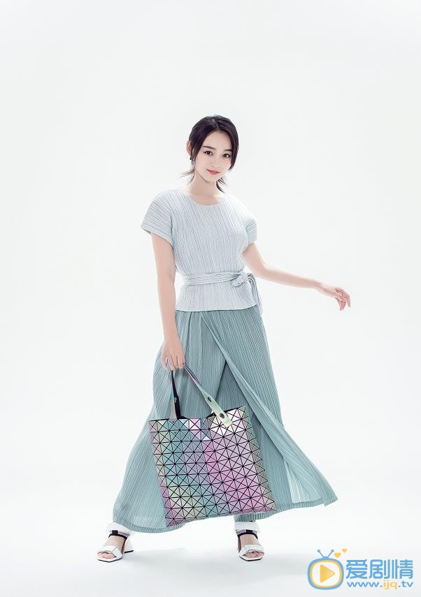 愛情進化論邢清清是誰演的？邢清清扮演者何泓姍個人資料、寫真及生活照欣賞