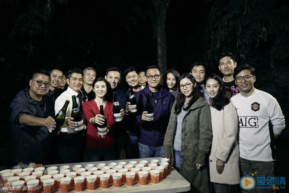 郭富城楊采妮《寒戰2》殺青 《寒戰2》劇照搶先看  《寒戰2》歡慶殺青 《寒戰2》的最後一場重頭戲“送戰友”曝光，郭富城穿警服現身，同時《寒戰2》正式殺青。