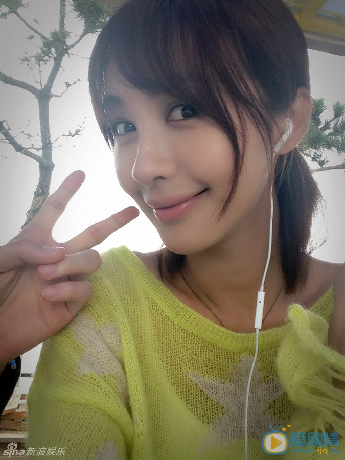 《遠得要命的愛情》李菲兒朴海鎮超萌花絮照欣賞 李菲兒自拍 《遠得要命的愛情》李菲兒與朴海鎮這對&ldquo;岸夏夫婦&rdquo;片場花絮照曝光，李菲兒與朴海鎮自拍，時而俏皮賣萌，時而&ldquo;大秀恩愛&rdquo;。