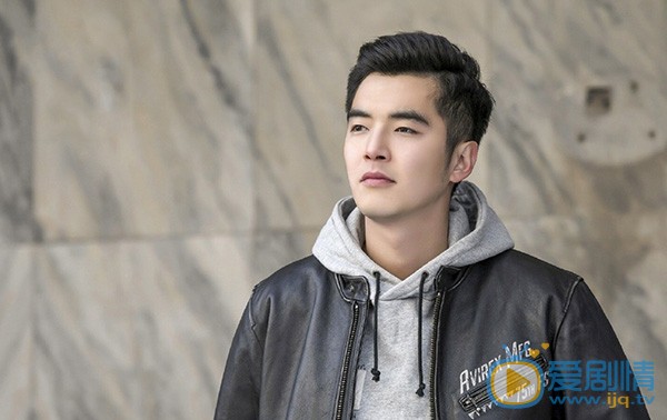 上鎖的房間金世佳在劇中飾演什麼角色？劇中的他是一個怎樣的人？