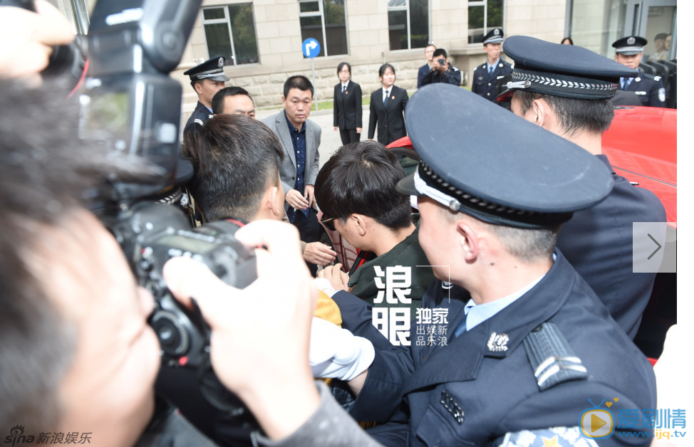 王寶強離婚案現場，大批路人聚集水泄不通，寶強現身面戴黑超面容憔悴