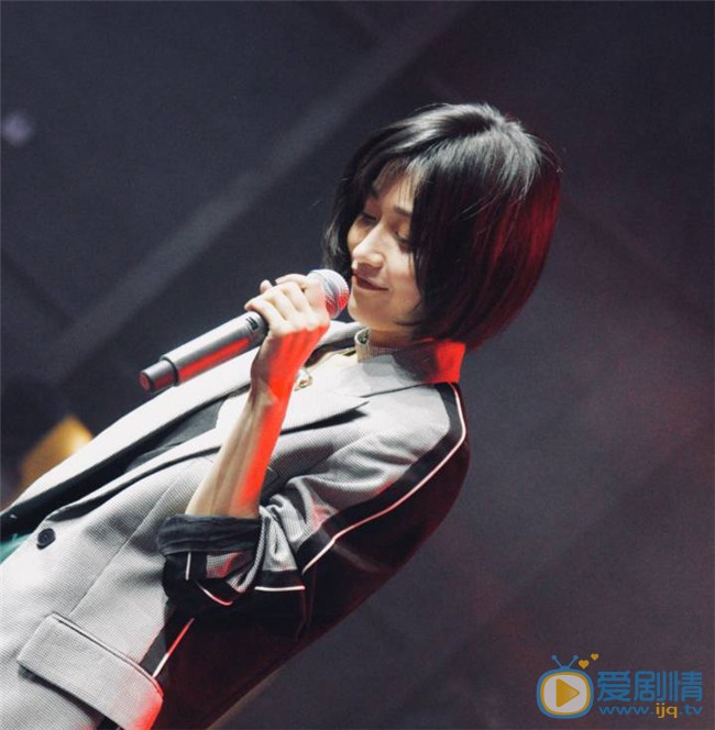田沅個人資料情況 田沅舞台唱歌圖片