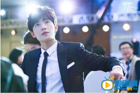  微微一下很傾城楊洋帥氣西裝照曝光 霸道總裁氣質神似肖奈