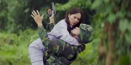 顏值高甜到爆的韓劇《愛的迫降》，男女主配一臉！