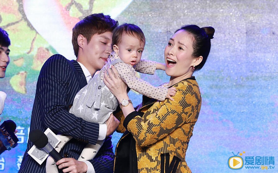 從天兒降定檔12月4日 章子怡孕婦裝赴電影發布會