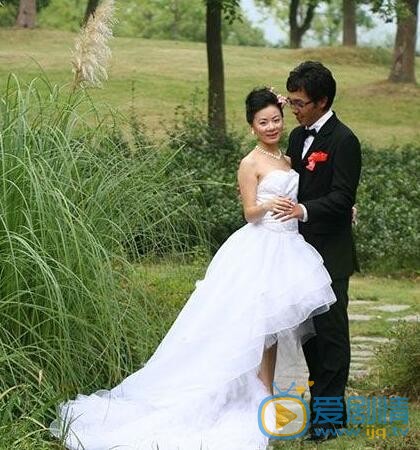 華少和老婆秦利鴿合照 華少秦利鴿婚紗照 華少個人資料介紹