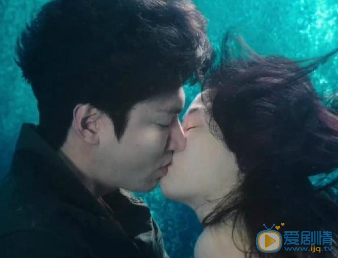 藍色海洋的傳說許俊宰和美人魚第一次吻戲是在第幾集？