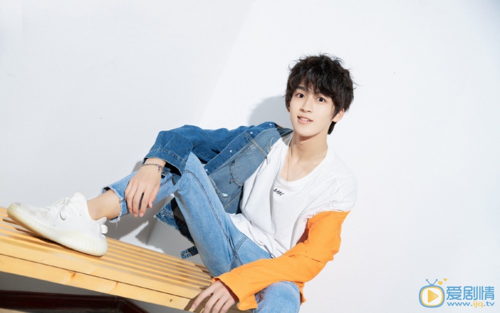 何洛洛個人資料簡介 何洛洛演藝經歷 何洛洛寫真圖片