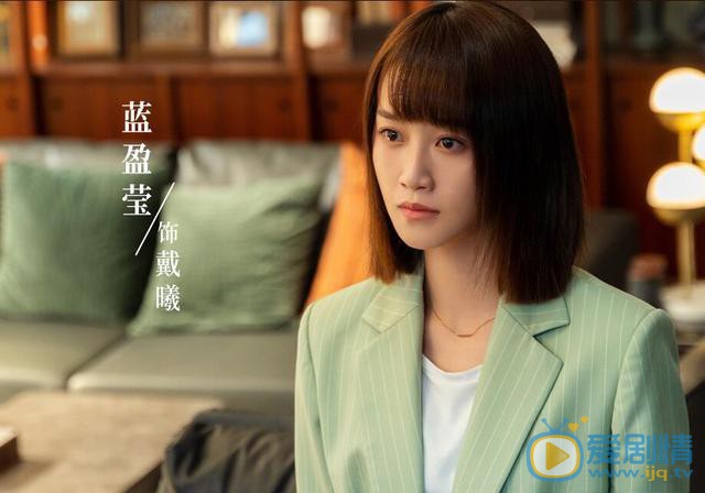 精英律師羅檳是由誰扮演的？他和誰有感情線？