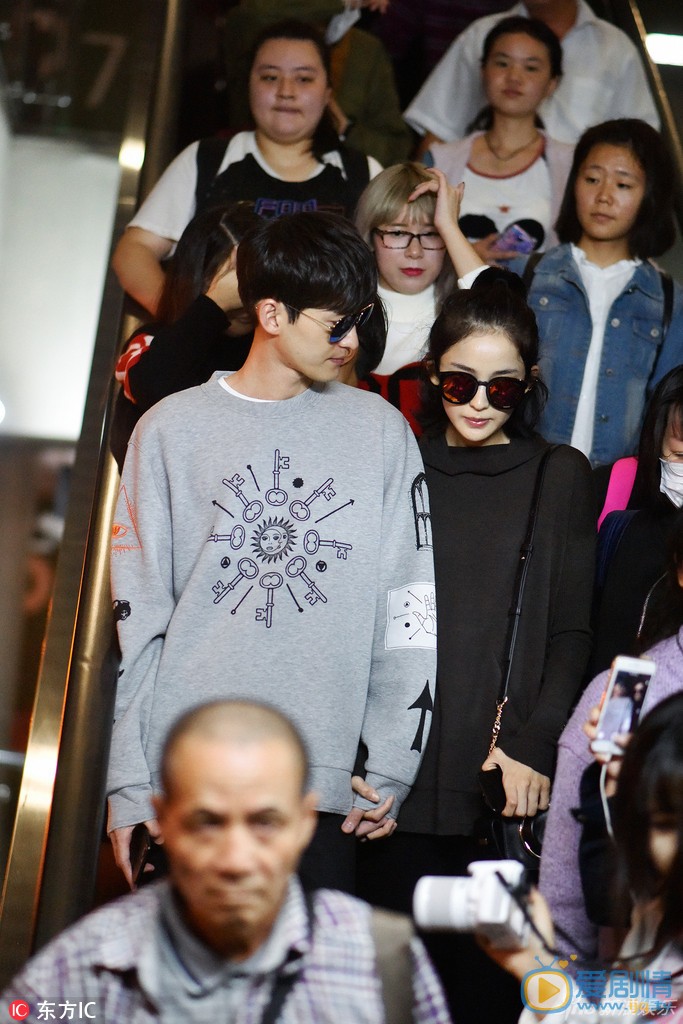 張翰娜扎機場合體，十指緊扣又發狗糧