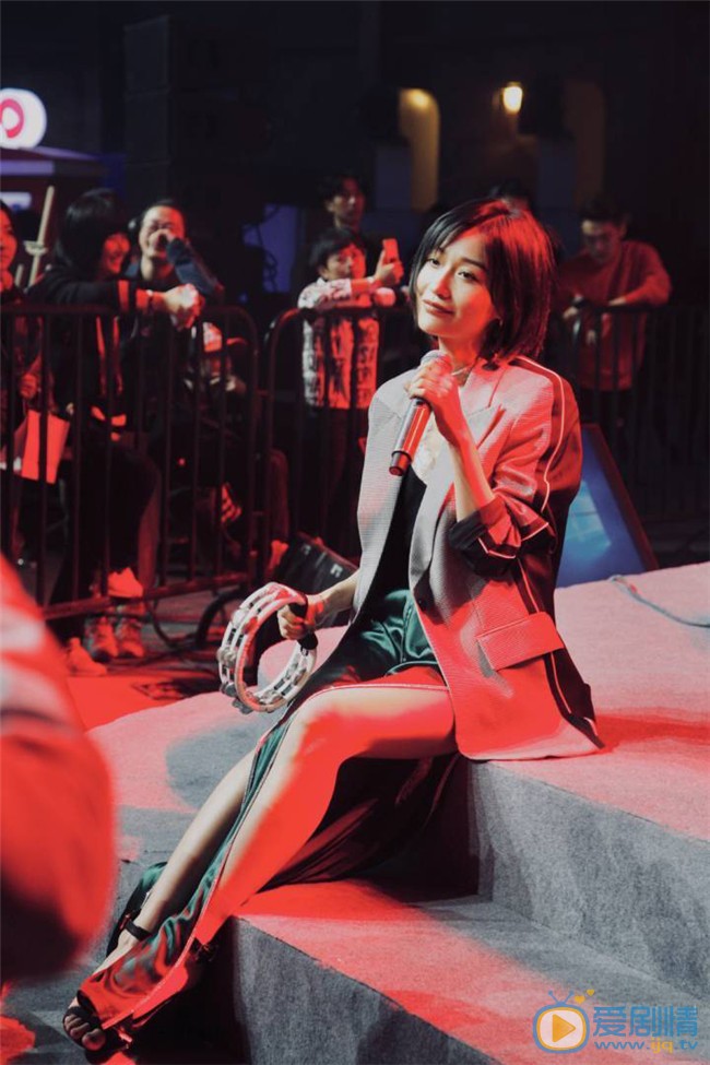 田沅演藝經歷 田沅舞台唱歌圖片
