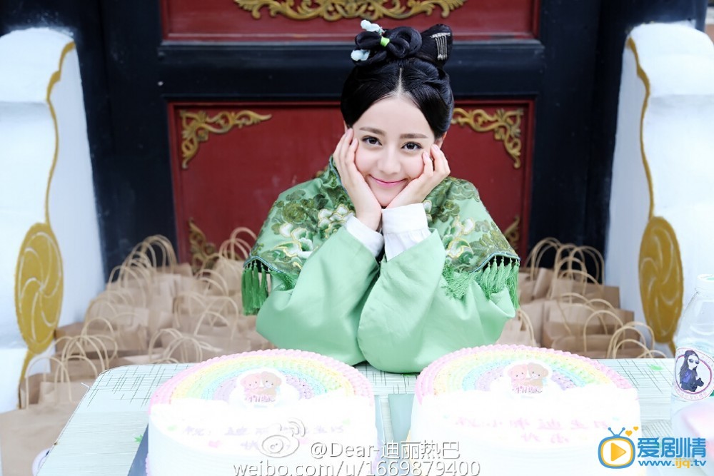 迪麗熱巴整容了嗎？迪麗熱巴整容前後對比照 海量迪麗熱巴生活照