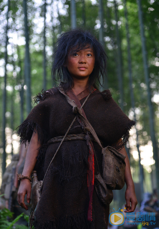 林妙可《勇士》中變身小野人 拍片敬業片場累得睡著 這還是你認識的林妙可嗎?