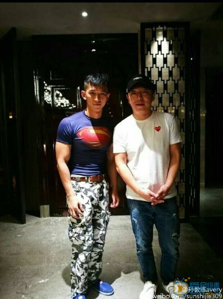 徐崢與神秘靚女過夜，酒店門口被拍，疑似婚內出軌