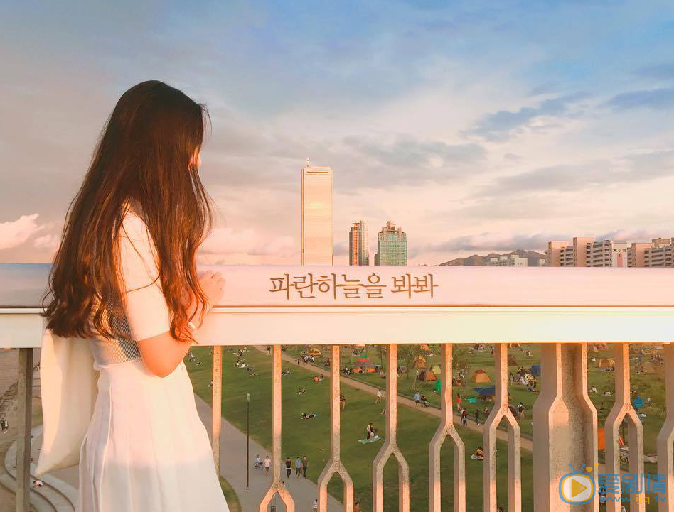 W兩個世界姜哲自殺的橋欄上為什麼有字？姜哲自殺的橋叫什麼名字？